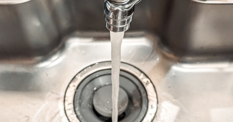 シンクでお湯が流れる様子