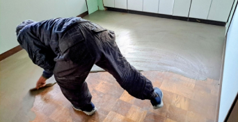 フローリング工事中