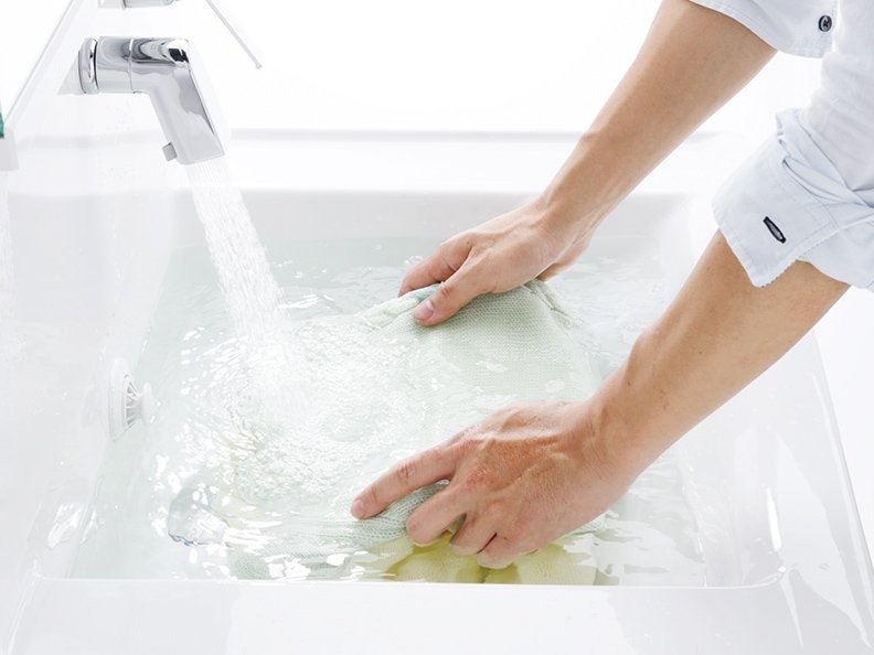 サクアの最大の魅力は、ひろびろ陶器ボウルで洗髪も衣類洗いも快適