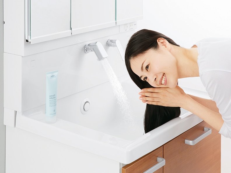 手前に向ければ洗髪に便利
