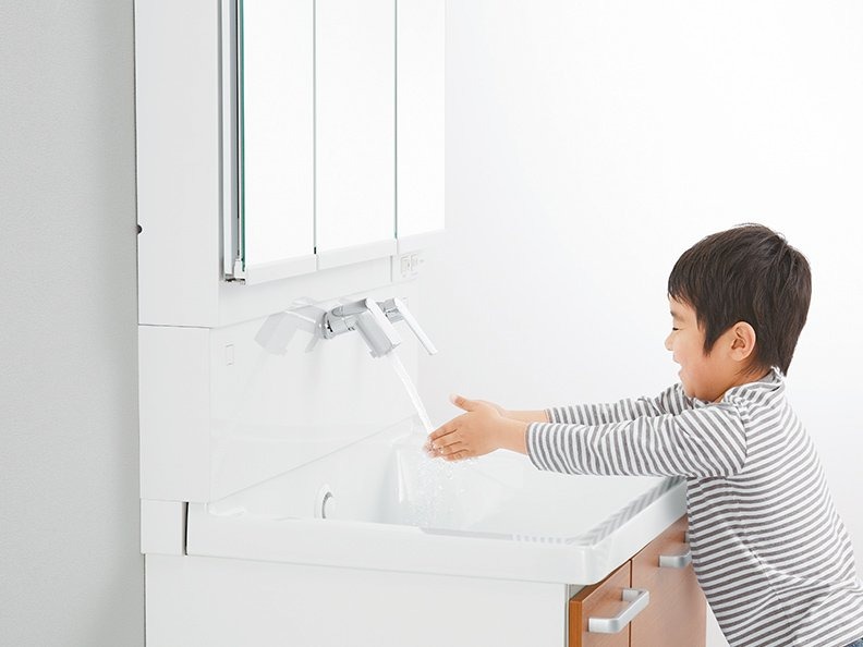 水栓の角度を変えて、子どもも使いやすく