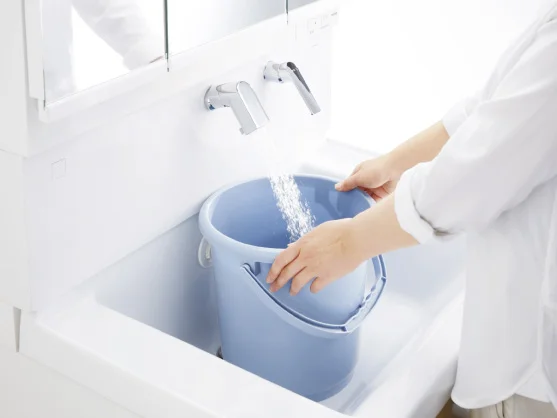 大きなバケツもしっかり置ける ボウルは広さに加えて深さがあるので、バケツなどの大きな物もしっかり納まります。
セーターなどのかさばる衣類の手洗いや、洗髪もしっかり行えます。