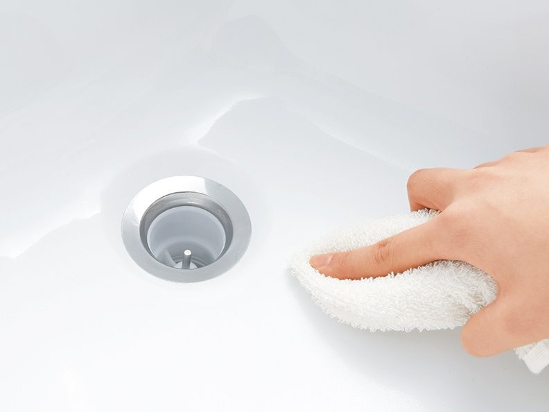 お掃除ラクラク排水口 金具と陶器のすき間が少ない排水口。水あかなどの汚れがたまりにくくなっています。