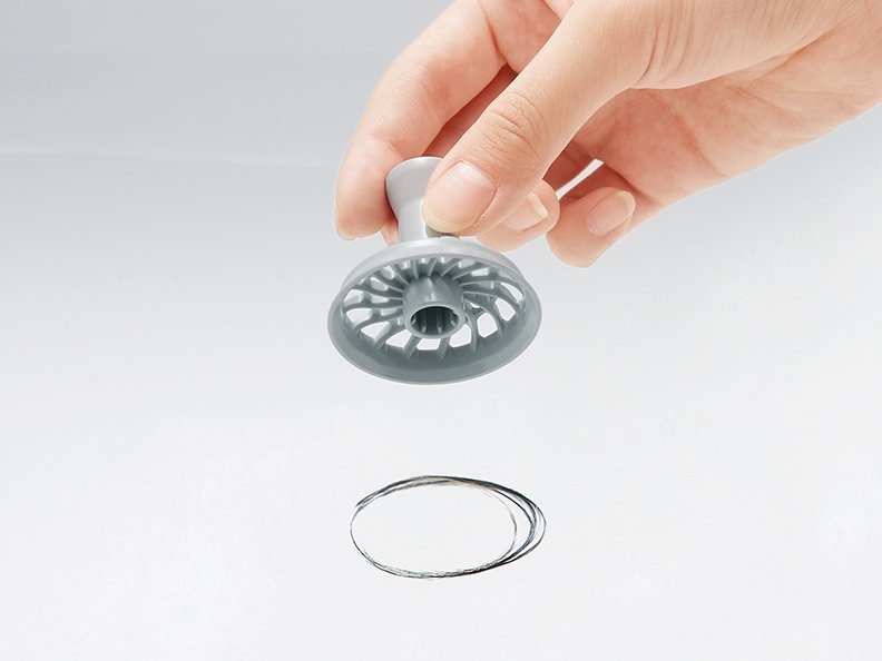 らくポイヘアキャッチャー 髪の毛などのゴミをキャッチする受け皿をサッと取り外して、簡単にポイッと捨てられます。