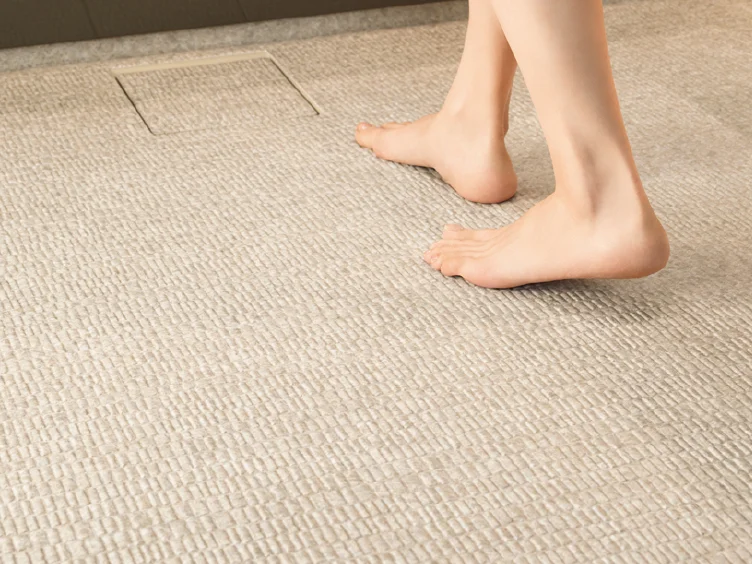 お掃除ラクラクほっカラリ床