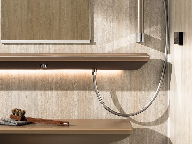 操作部をリモコンに集約した先進の水栓デザイン